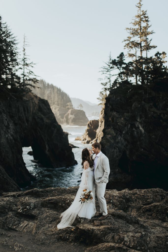 couple elopes at natural bridge on the oregon coast