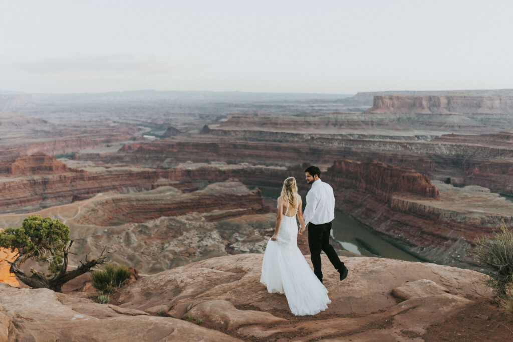 couple eloping in utah at dead horse point state park