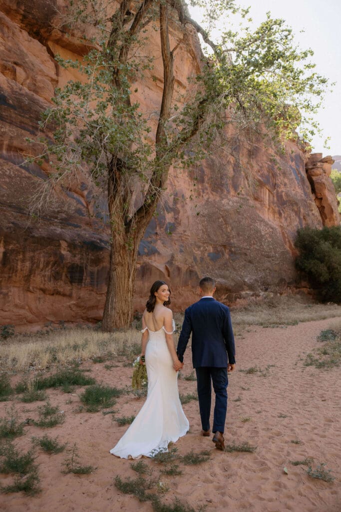 bride and groom get elope in moab